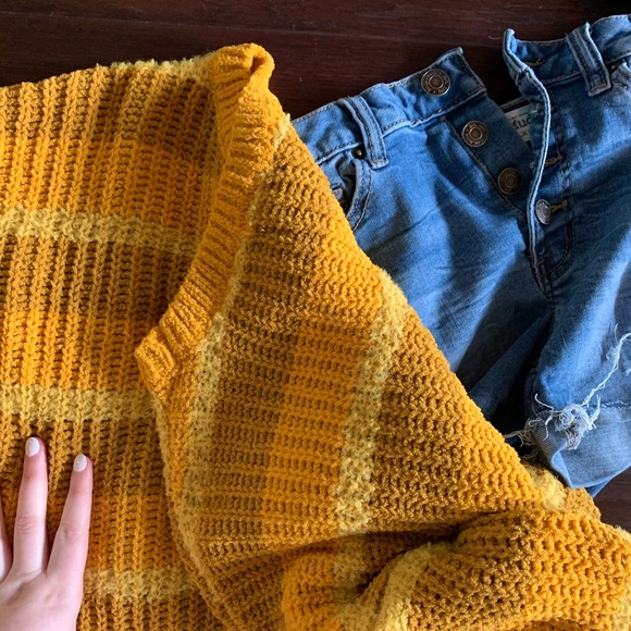 🦄 4/$40 Basic Cropped Mustard Yellow Sweater - Picture 6 of 6